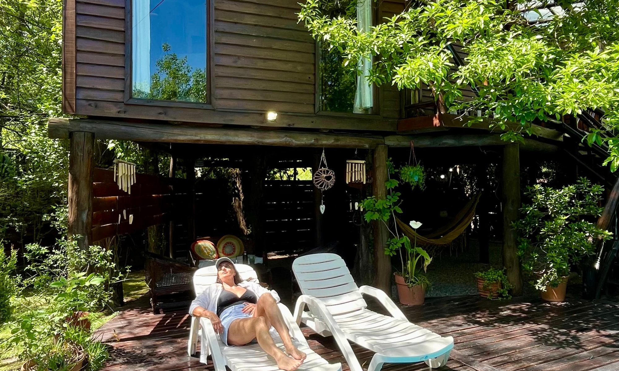 Cabaña de madera elevada con pileta privada
