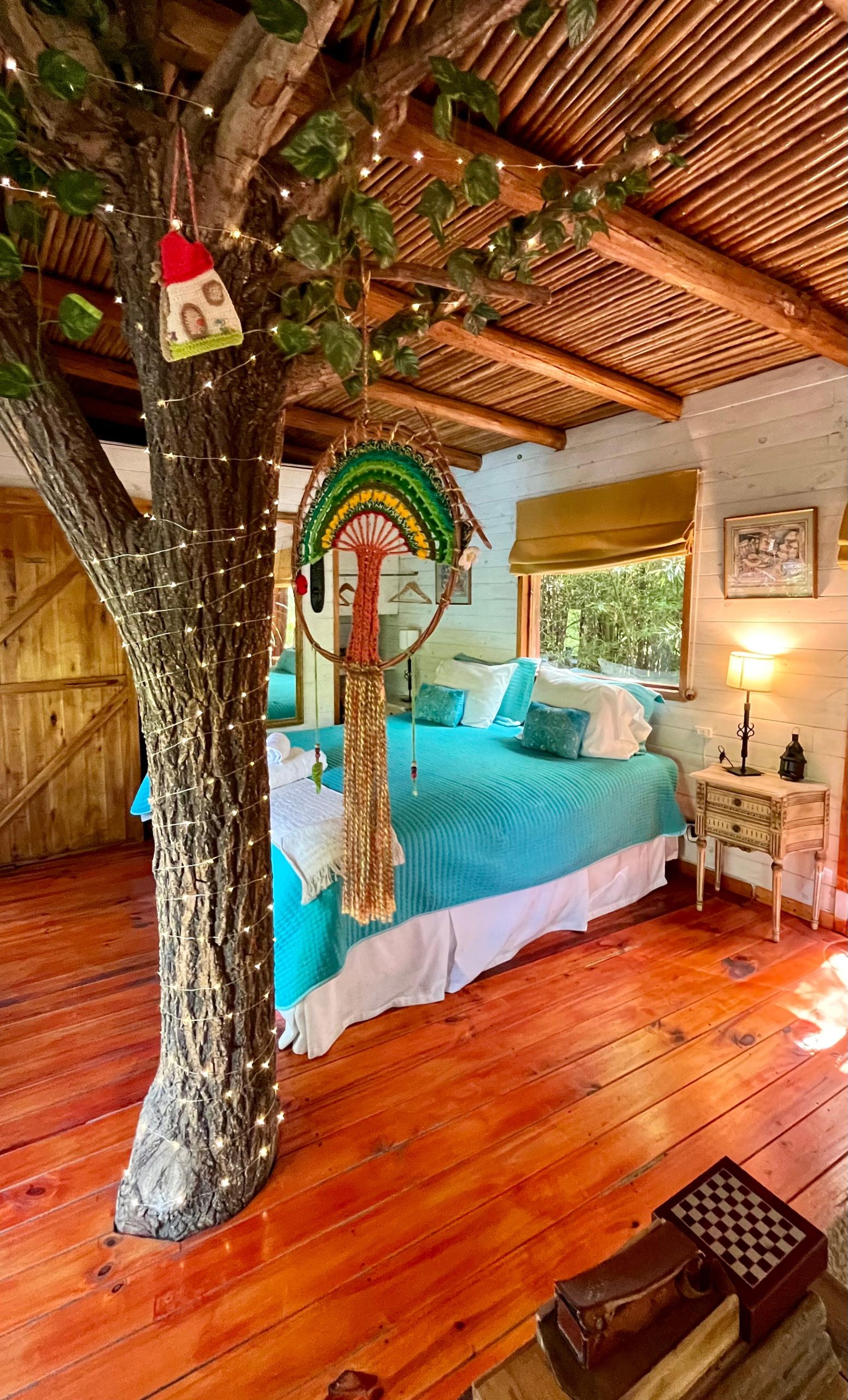 Dormitorio atravesado por el tronco de un árbol