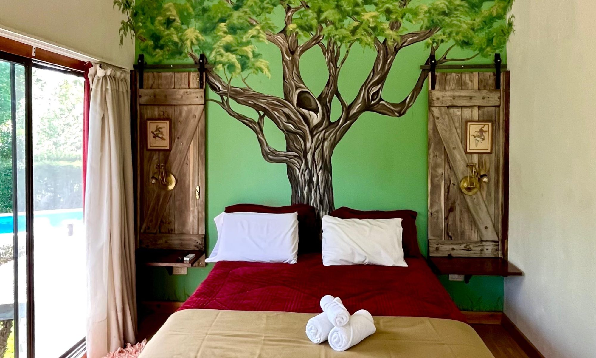 Suite El Ombú con su mural de árbol