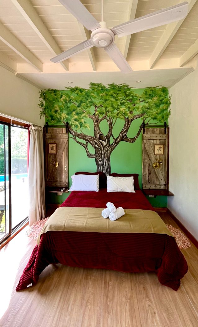 Suite El Ombú con su mural de árbol