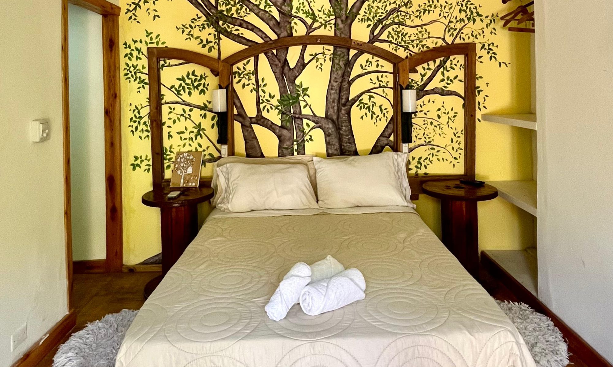 Suite El Paraíso VIP con su mural de árbol