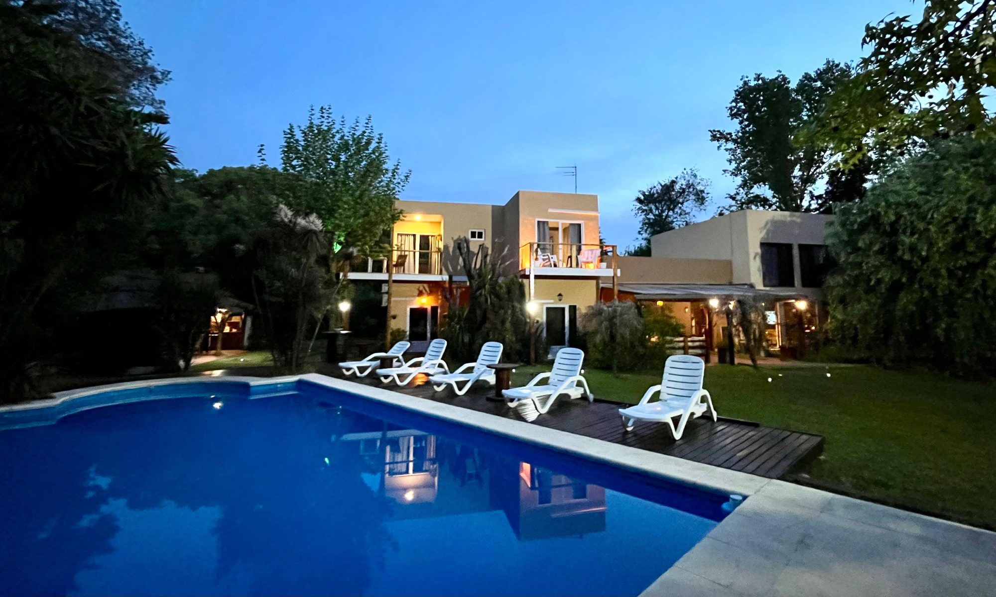 La posada al atardecer con la pileta en primer plano