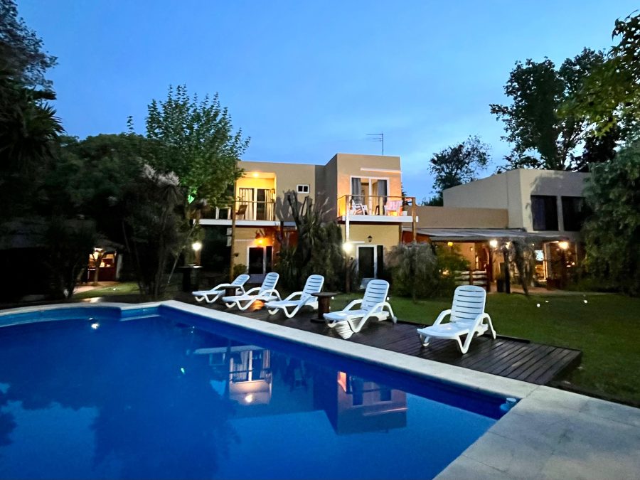 La posada al atardecer con la pileta en primer plano