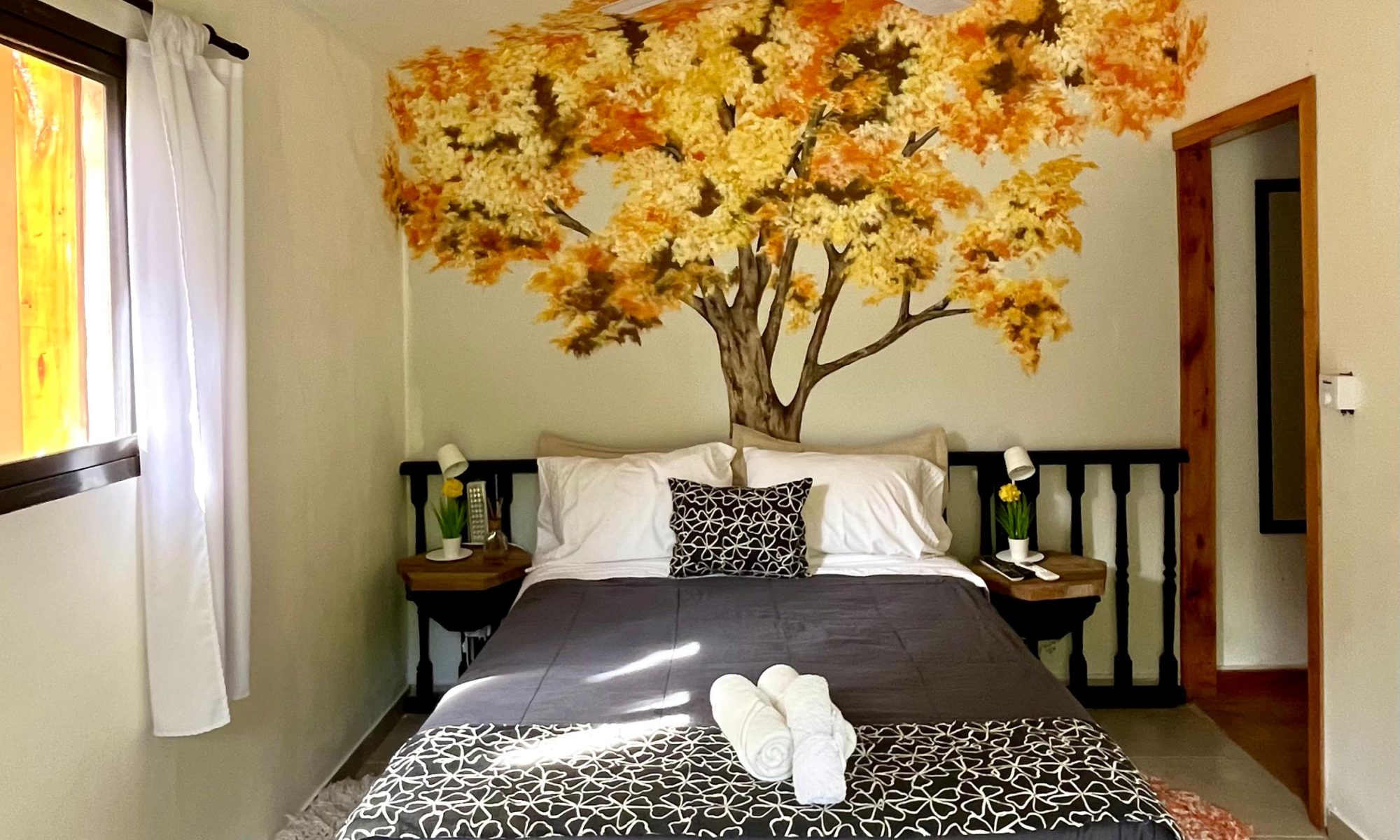 Suite El Fresno con su mural de árbol otoñal