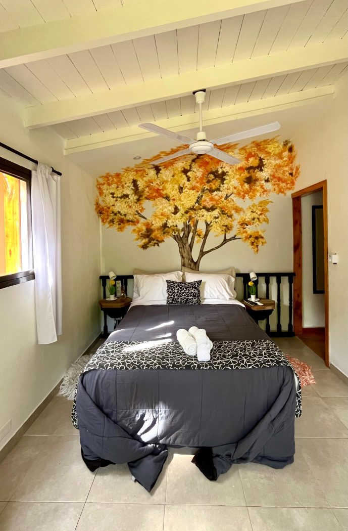 Suite El Fresno con su mural de árbol otoñal