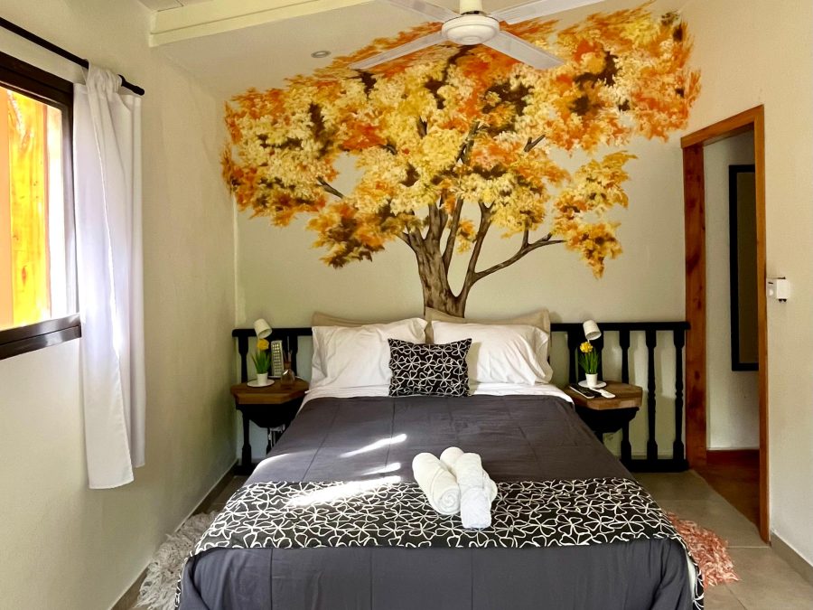 Suite El Fresno con su mural de árbol otoñal