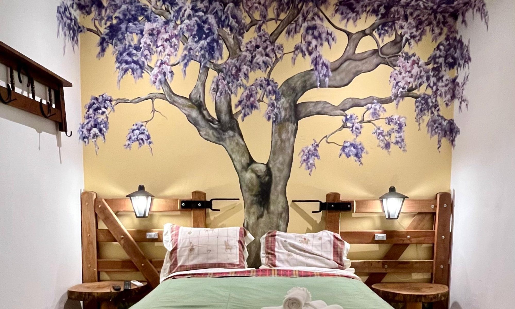 Suite El Jacarandá con su mural de árbol en flor