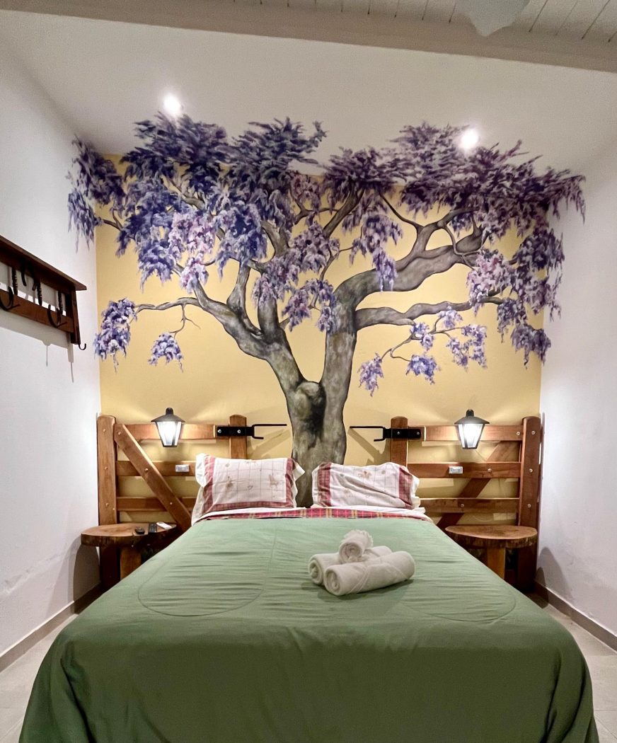 Suite El Jacarandá con su mural de árbol en flor