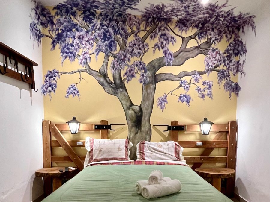 Suite El Jacarandá con su mural de árbol en flor