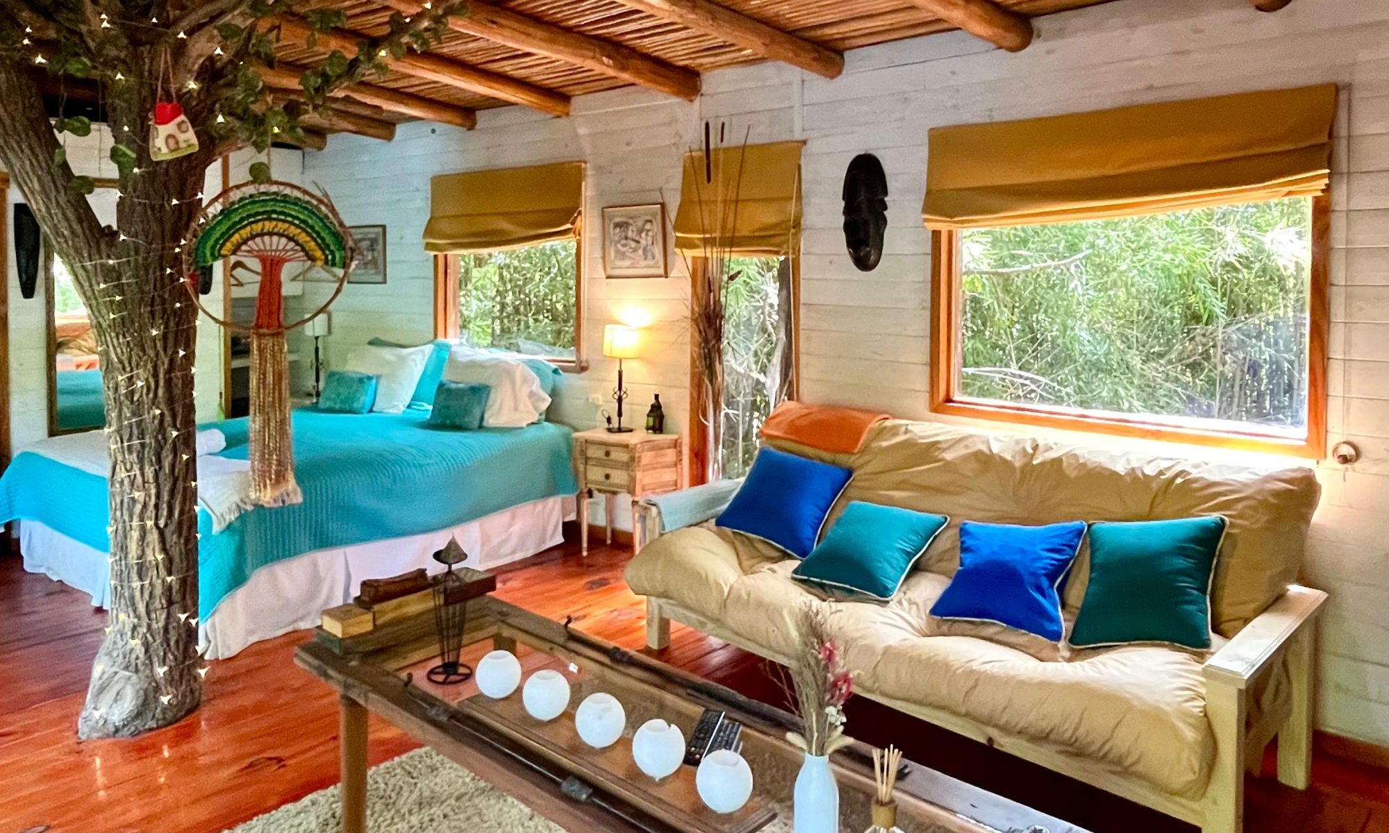 Living con el tronco de un árbol atravesando la cabaña