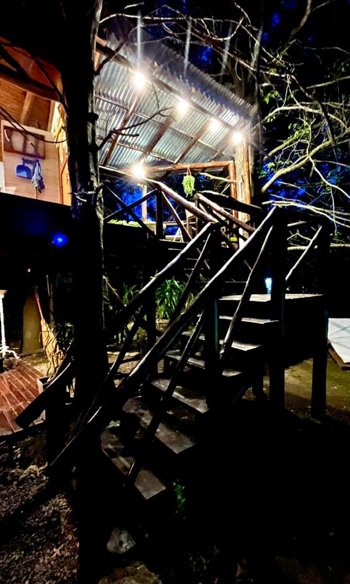 Escalera de madera de la cabaña iluminada con guirnaldas
