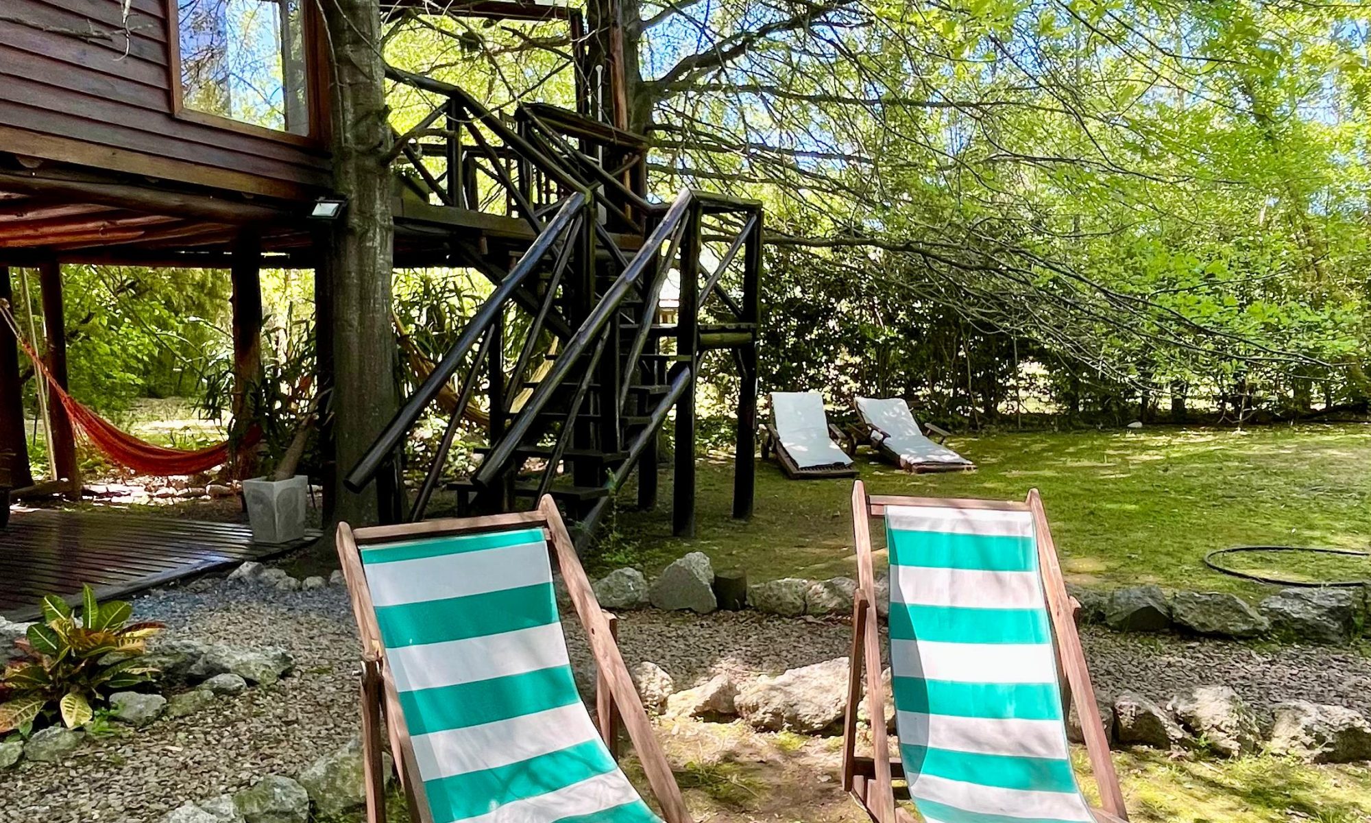 Reposeras al sol frente a la cabaña