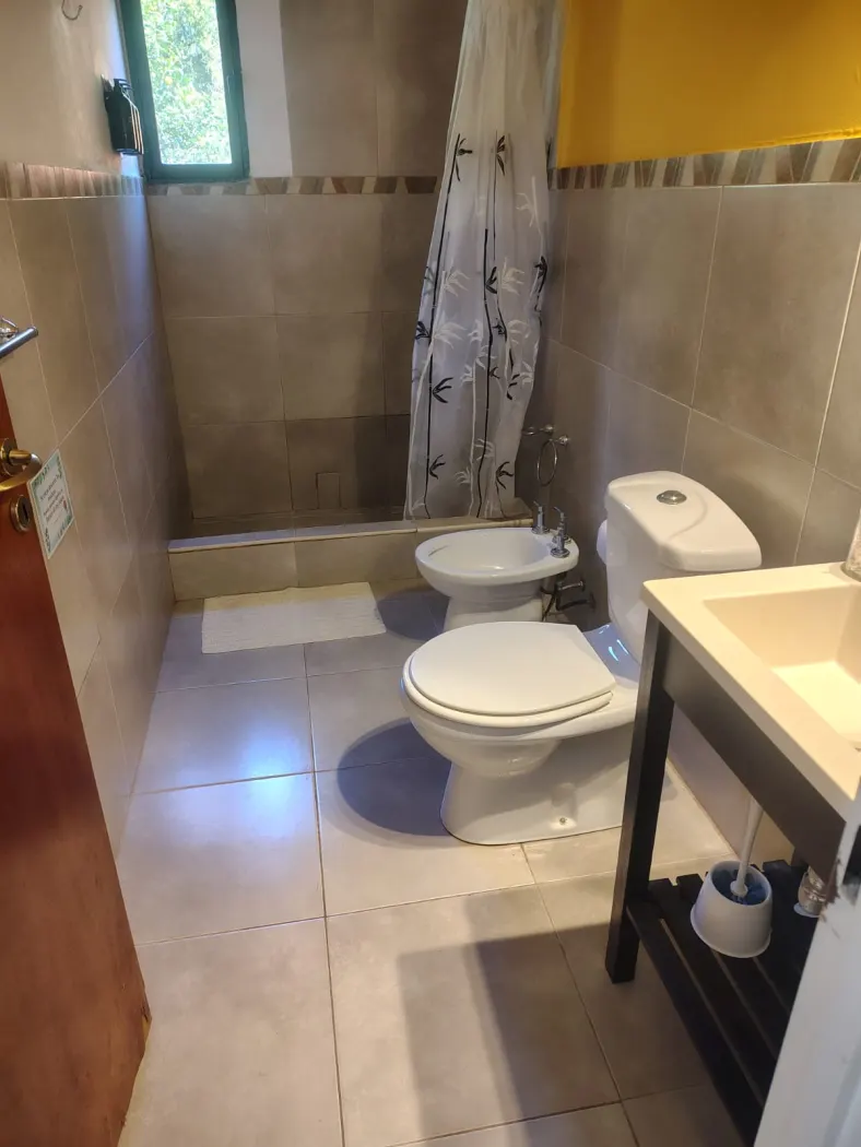 Baño de la suite El Jacarandá, con ducha y mesada