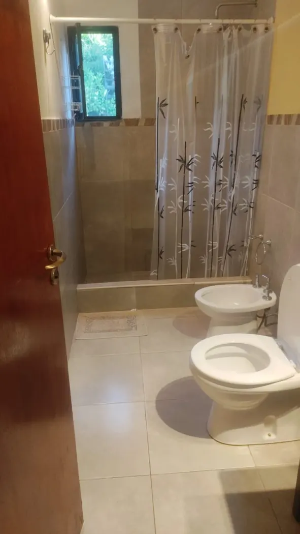 Baño de la suite El Ombú, con bañera y ducha