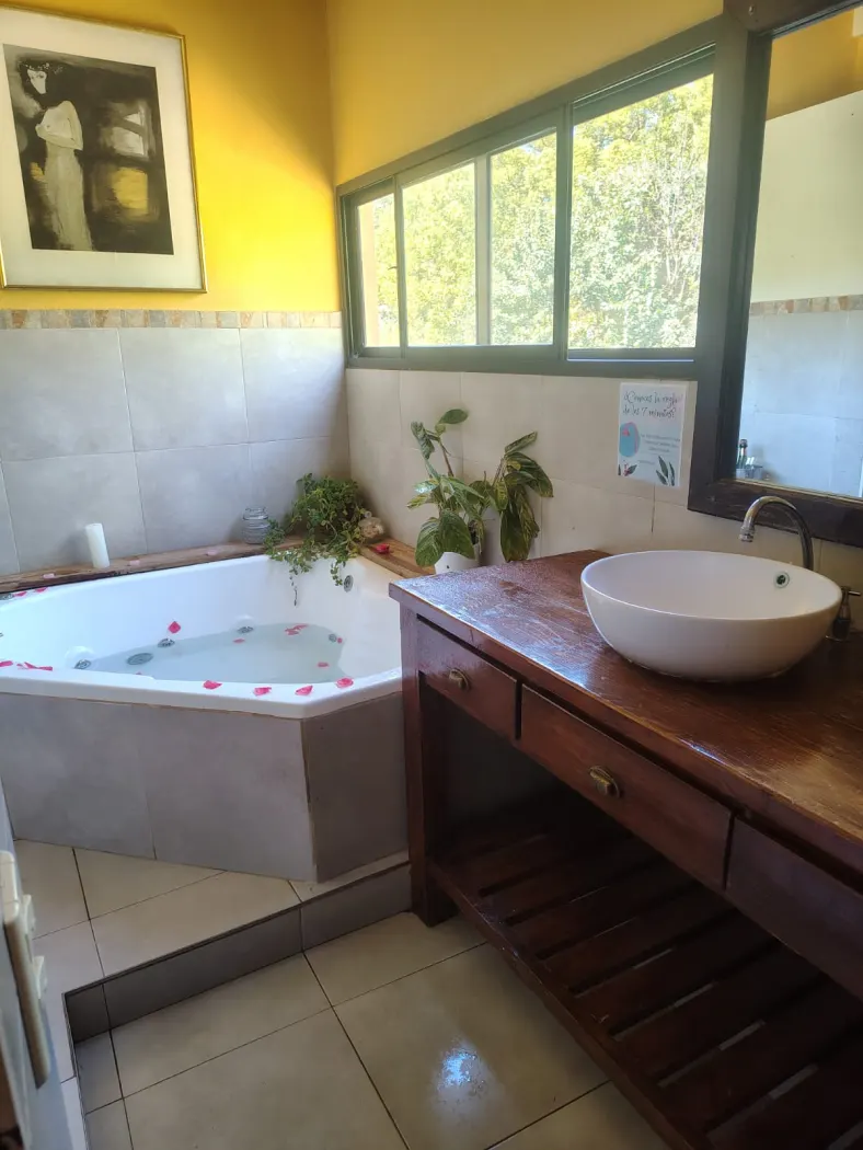 Baño de la suite El Paraíso VIP, con el jacuzzi preparado con pétalos