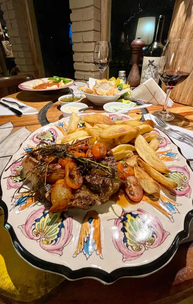 Cena casera con carne y papas en la posada