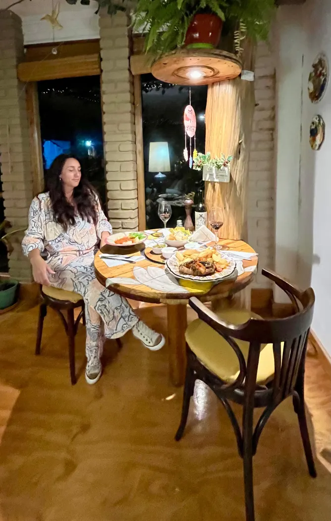 Mesa del comedor de la posada servida para la cena