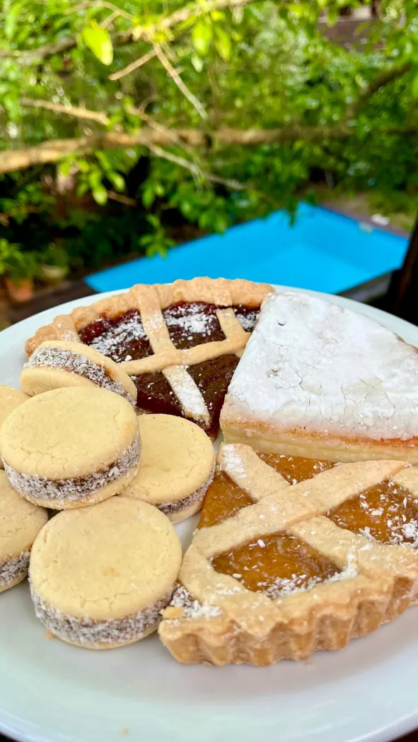 Alfajores y tartas caseras del desayuno