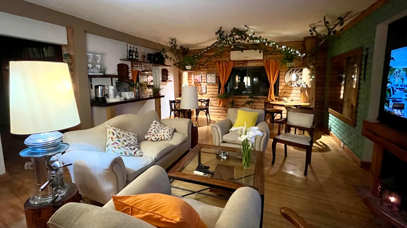Living de la posada con sillones y plantas